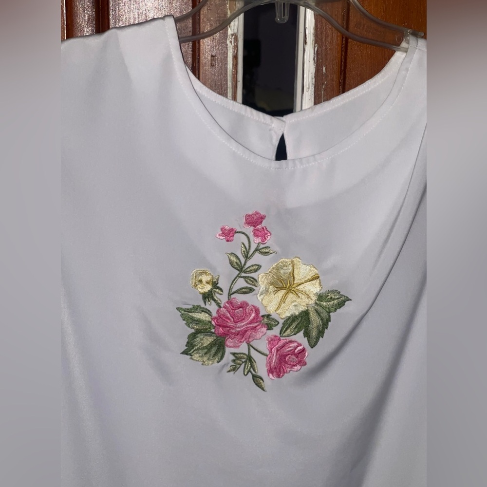 BonWorth Brand White with Flower Embroidery.  Size XL - Picture 2 of 4